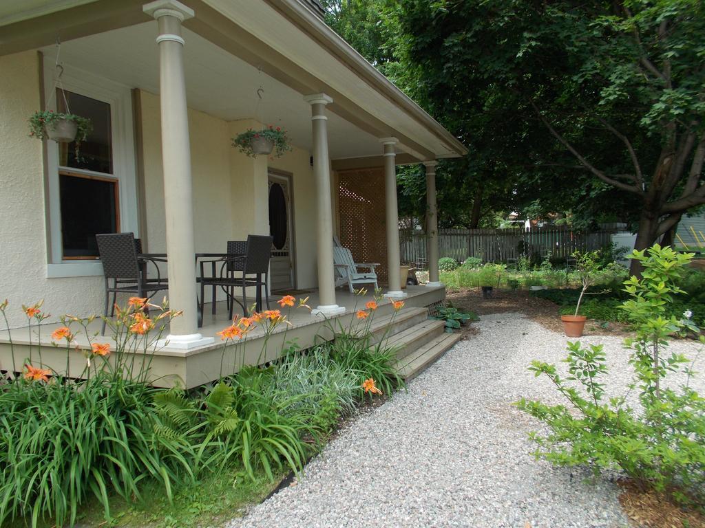 Absolute 1000 Islands Monthly Suites Gananoque Habitación foto